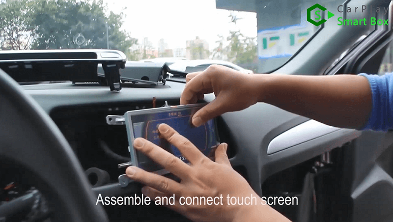 5.Assemblare e collegare il touch screen.