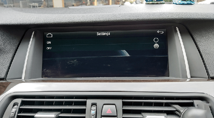 Come risolvere il problema dello schermo nero quando si passa dal sistema dell'auto originale al sistema Carplay dopo aver installato la Smart Box?