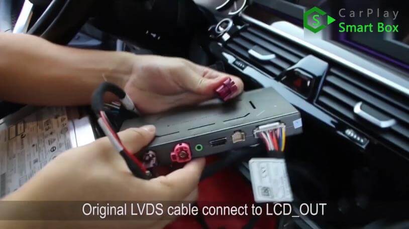 5. Cavo LVDS originale collegato a LCD_OUT - Retrofit passo dopo passo JoyeAuto wireless CarPlay sull'unità principale BMW 528Li G38 EVO - CarPlay Smart Box