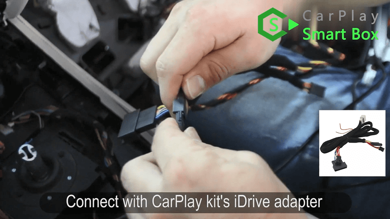 6.Connessione con l'adattatore iDrive del kit CarPlay.