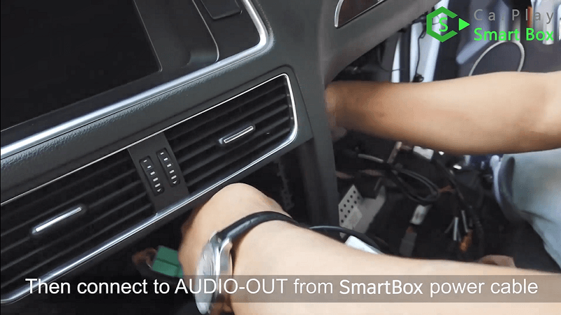 7.Collegare quindi l'AUDIO-OUT dal cavo di alimentazione dello Smart Box.