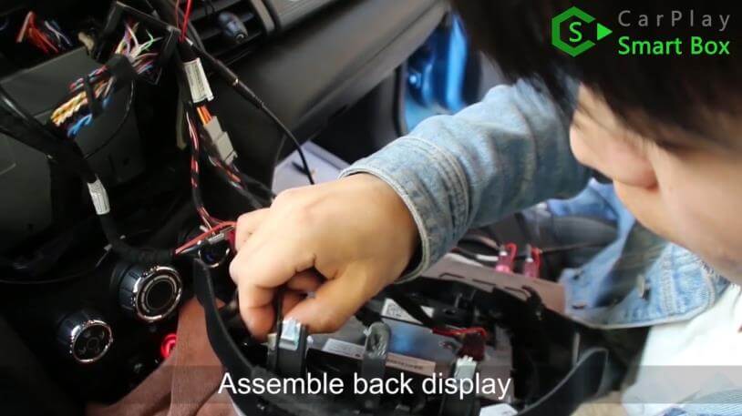 8. Assemblare il display posteriore - Passo dopo passo BMW MINI Cooper NBT iOS13 Wireless Apple CarPlay AirPlay Android Auto Install - CarPlay Smart Box