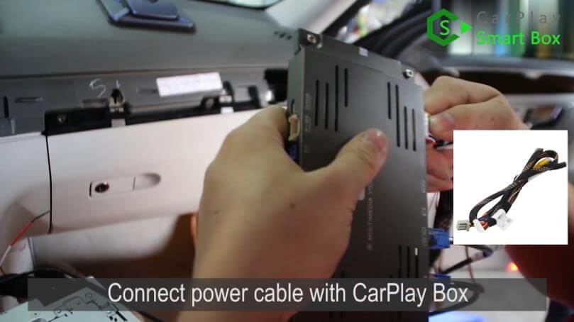 8. Collegare il cavo di alimentazione con CarPlay Box - Retrofit passo dopo passo Mercedes E260 WiFi Apple CarPlay - CarPlay Smart Box