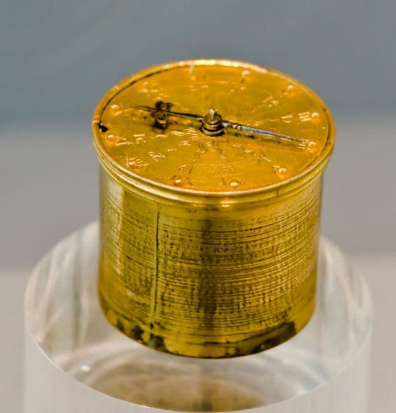 Montre de poche Henlein 1510, cylindre or jaune avec un cadran au dessus pour lire l'heure grâce à deux aiguilles