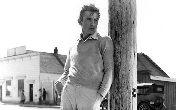 James Dean dans  le film "À l'est d'Éden" portait sa montre de poche en la laissant pendre à sa ceinture, photo en noir et blanc