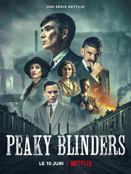 Affiche de la série télévisée de Peaky Blinders , avec 6 personnages surplombant la ville sombre, sortie  netflix