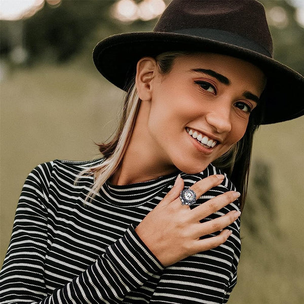 Jeune fille avec une bague montre portant un chapeau