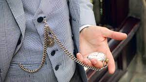 chaine double-albert T avec montre gousset portée sur un costume