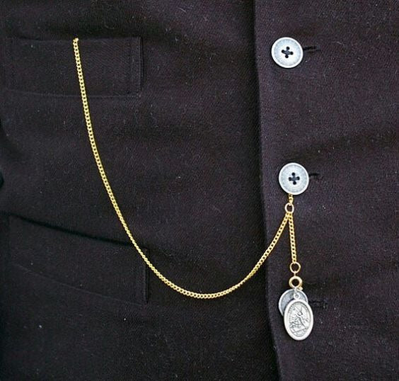 Chaine de type Albert-T simple avec pendentif sur un gilet