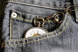 Chaine de montre à gousset dans une poche de jean noir