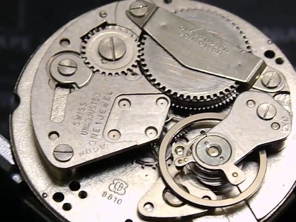 L'ébauche ou kit de mouvement incomplet horloger composé de platines, ponts, roues et barillets 