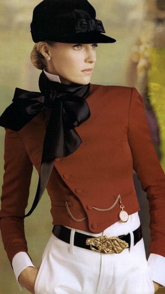 Valentina Zelyaeva dans la publicité de la collection Ralph Lauren pour le printemps été 2008, portant une montre à gousset