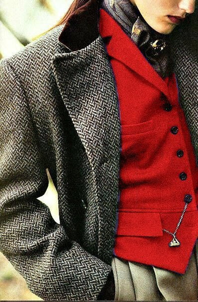 Femme portant gilet rouge, veste avec une chaine de montre à gousset et pendentif