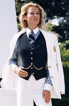 Femme élégante ensemble pantalon blanc avec gilet bleu marine et montre à gousset portée avec chaine double Albert-T