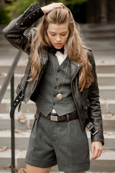 Jeune fille avec chaine de montre et montre à gousset sur gilet