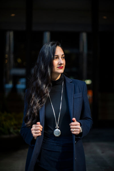 Fernanda Zapata Vakil , femme d'affaire à Nex York portant une montre gousset en pendentif collier
