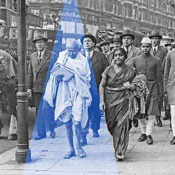 Photo en noir et blanc représentant Gandhi, la 1ère ministre indienne, à l'arrière des hommes en costume cravate