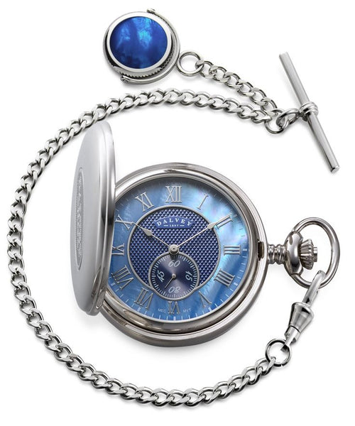 Montre de poche en argent, cadran bleu accrochée par une chaine Albert-T simple