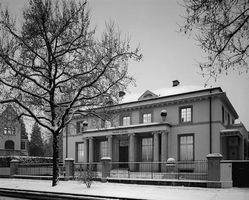 Horlogerie Fabre , photo en noir et blanc d'une grande bâtisse