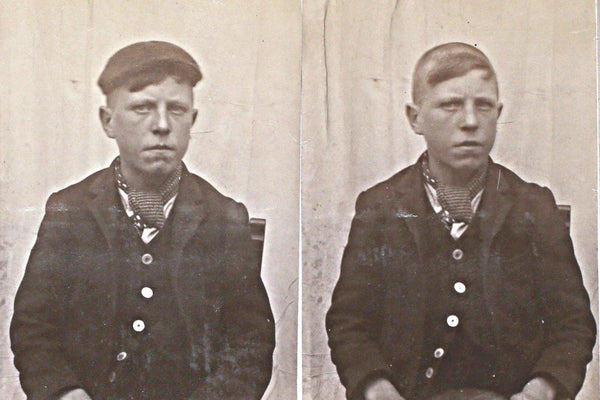 Un jeune Peaky Blinders, photo en noir et blanc, tenue appropriée veste, gilet, foulard et casquette