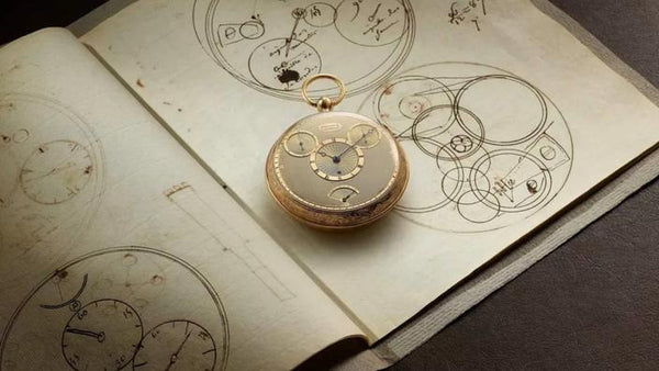 Montre de poche de Breguet de Bridgerton, le tourbillon Breguet du roi George III, posé sur un cahier de croquis