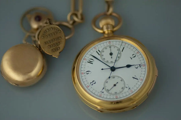 Le Breguet n° 765 vu dans le film Darkest Hour est exposé au sein de l'Imperial War Museum au centre de Londres, la montre en or jaune reste en parfait état de fonctionnement
