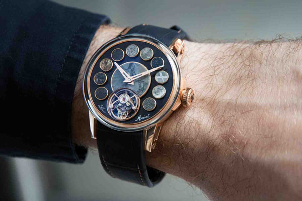 La montre bracelet Louis Moinet Cosmopolis au poignet d'un homme