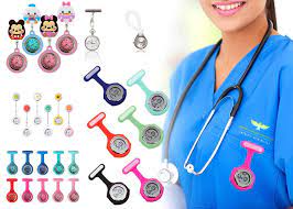 Montre infirmière portée par une soignante et plusieurs modèles de montres infirmières en silicone de couleurs