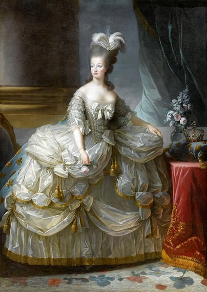 Marie Antoinette dans une robe somptueuse, serrée à la taille et bouffante joliment drapée et décorée