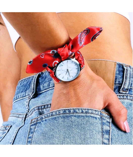 montre foulard rouge, femme en jean