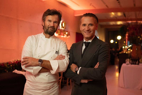 Oméga Le chef Carlo Cracco et le président-directeur général d'Omega, Raynald Aeschlimann, lors du 125e anniversaire de la marque dans son musée de Bienne, en Suisse.