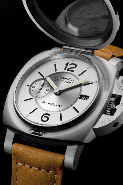 La montre chasseur ouverte de Panerai Luminor 1950 , cadran chiffrres arabes et linéaires, un guichet de date à 3 heures et un sous-cadran de la petite seconde à 9 heures , bracelet cuir marron clair 