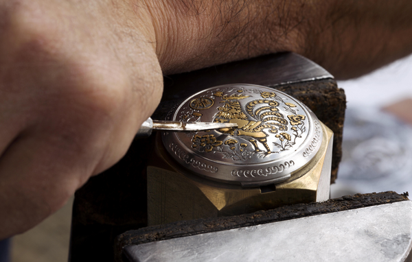 Travail horloger à la main gravure du coq, année 2017 placé sous le signe du coq sur la montre de Panerai