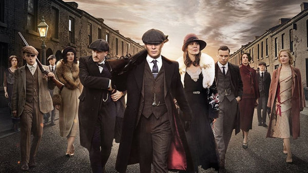 Peaky Blinders, hommes et femmes , habillés en costume et robe élégante