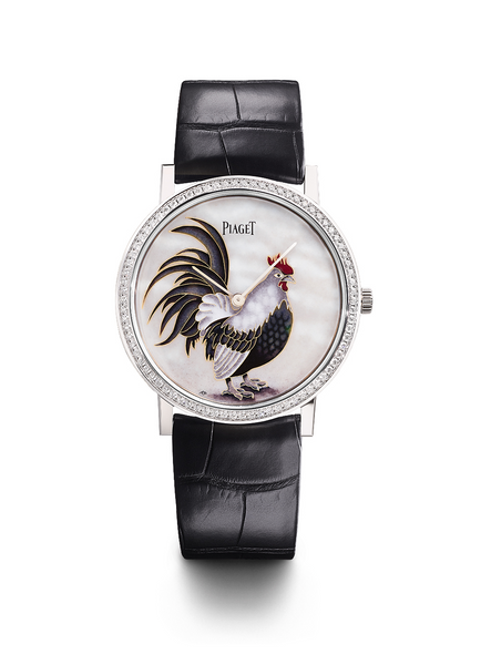 Montre-bracelet de Piaget célébrant l'année du coq en 2017, un coq au centre technique émaillage , 2 aiguilles des heures et minutes, boitier or blanc couronne serti de diamants, bracelet cuir noir et boucle ardillon or blanc 