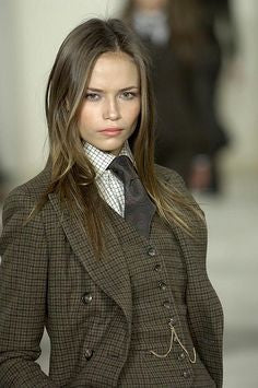 Jeune fille en tailleur costume avec montre de poche et chaine de montre