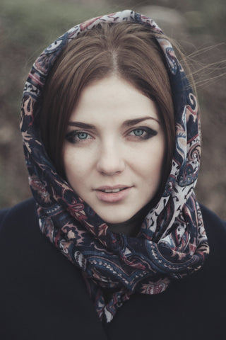 femme avec foulard