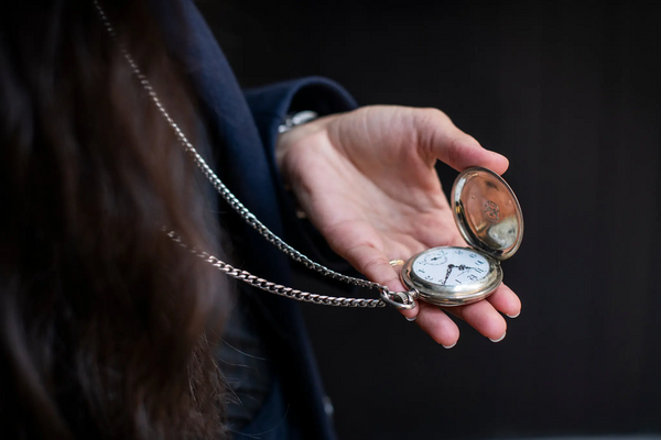 Montre de poche Longines tenue dans la main de Fernanda Zapata Vakil 