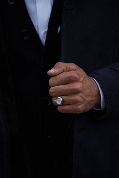 Homme portant avec une bague montre