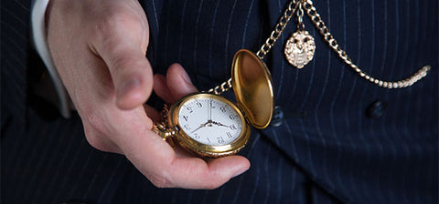 homme avec montre à gousset chasseur