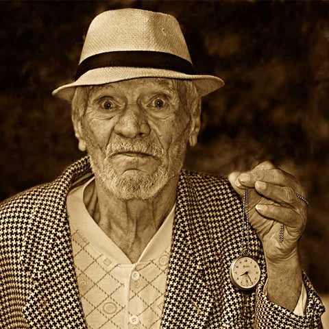 un homme âgé portant une montre à gousset