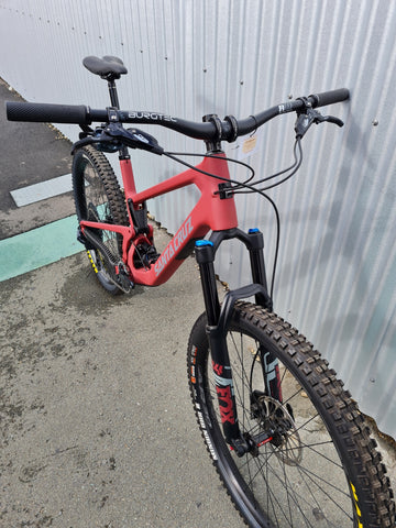Photo of the front of a carbon mountain bike from Santa Cruz, the 5010.