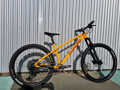 Side photo of a Santa Cruz Chameleon Alloy hard-tail MX mountain bike