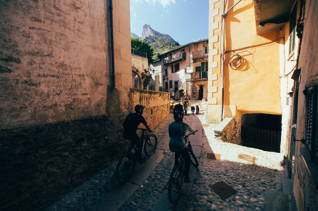 mountain bikers in old italian street for stone king rally