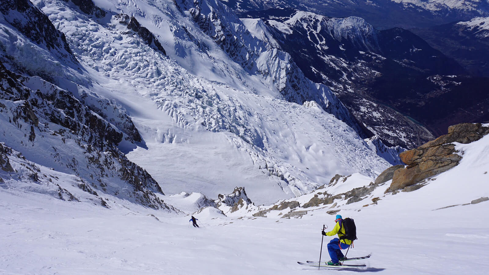 IFMGA Guide Mike Arnold skiing in Chamonix
