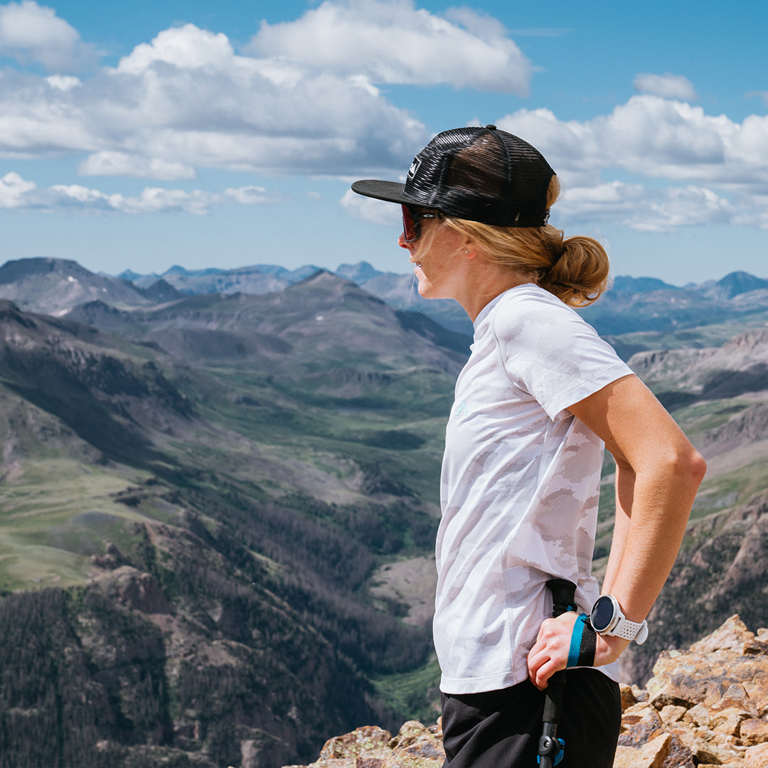 runner enjoying the view in Ws Skyline tee