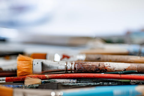art-brushes-laying-on-studio-table