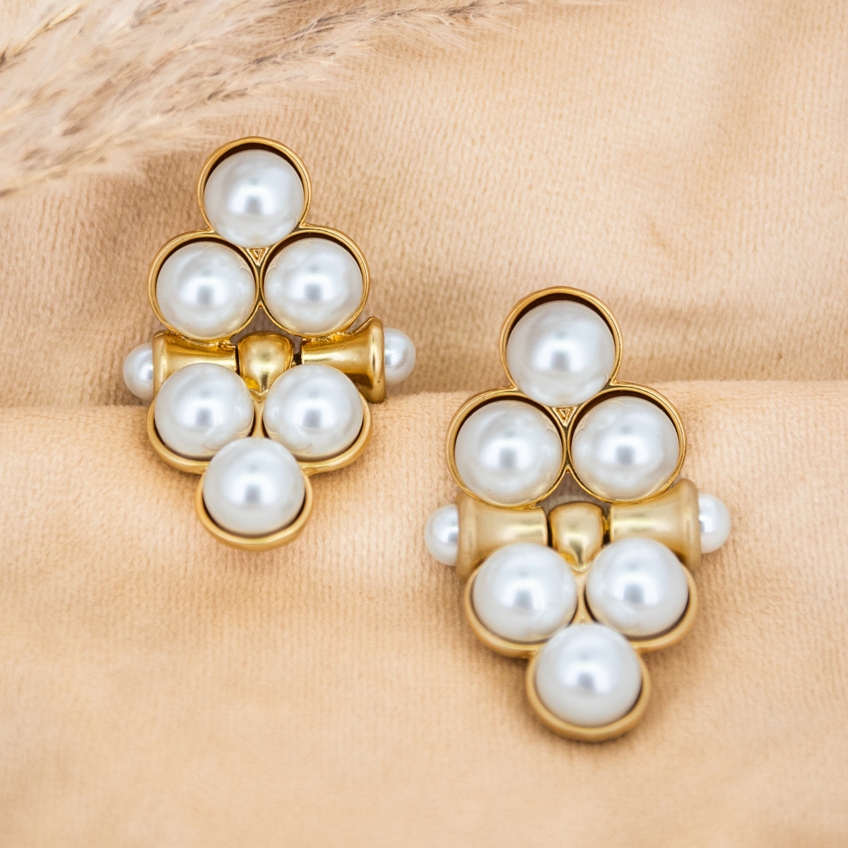 Statement Pearl Ball Earrings, Upakarna