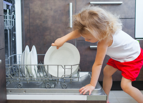 children washing dishes