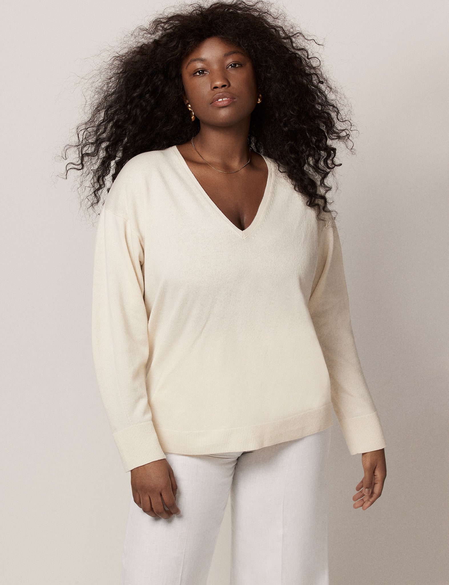 ANOTHER TOMORROW CASHMERE V NECK SWEATER,A122KT039-WS-CRML